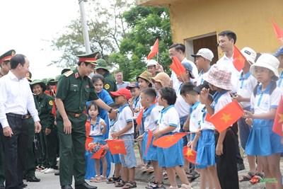 View - 	Đại tướng Phan Văn Giang thăm và làm việc tại huyện đảo Bạch Long Vĩ